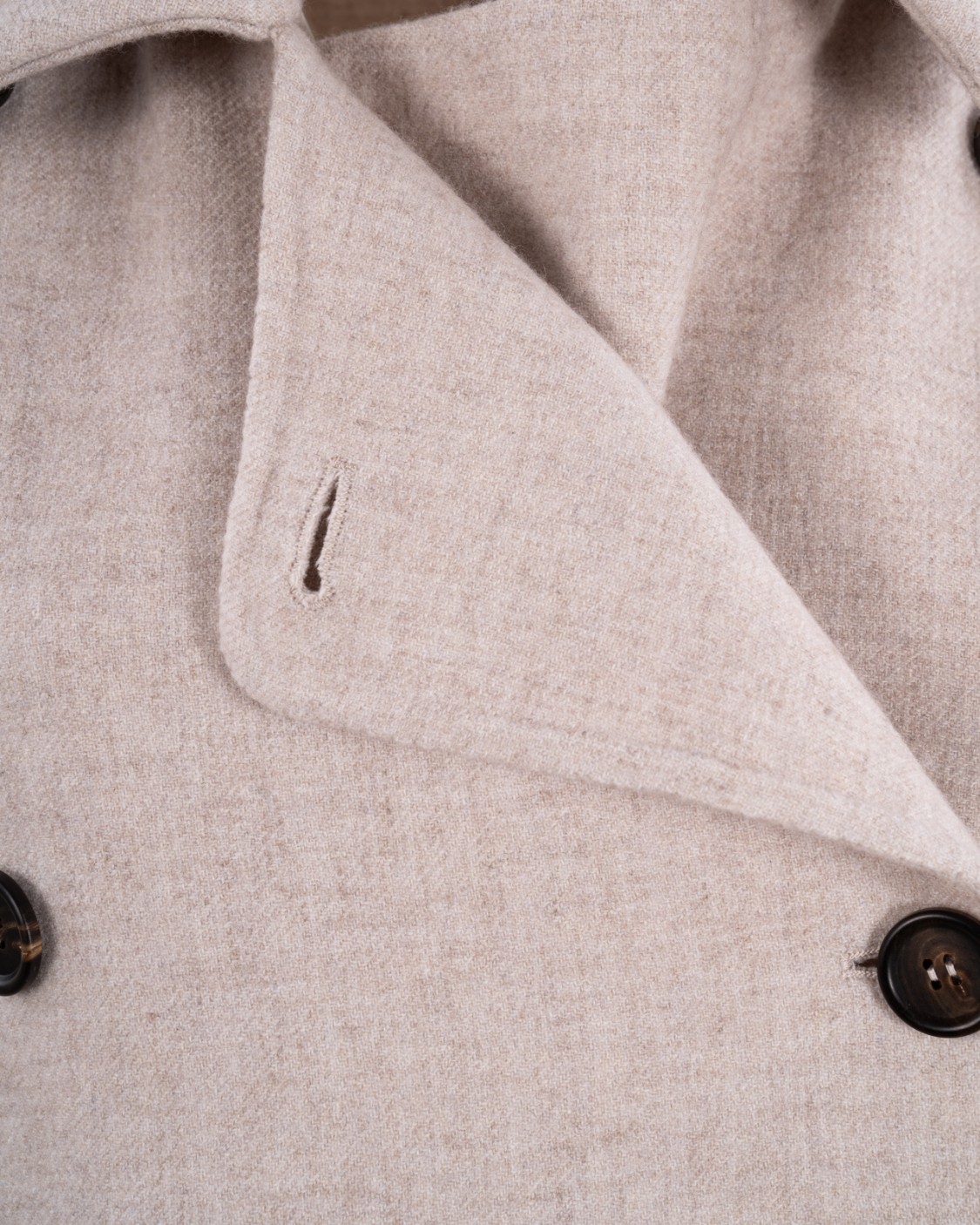shop BRUNELLO CUCINELLI Saldi Cappotto: Brunello Cucinelli cappotto lavorazione double in panno Cozy di cashmere con polsino in maglia e monile.
Chiusura con bottoni in corno.
Tasche basse
Polsini in maglia a costina.
Lavorazione speciale.
Decorazione in monile Nickel-free.
Composizione: 99% CASHMERE, 1% COTONE.
Made in Italy.. MD5589813-C9610 number 5660376